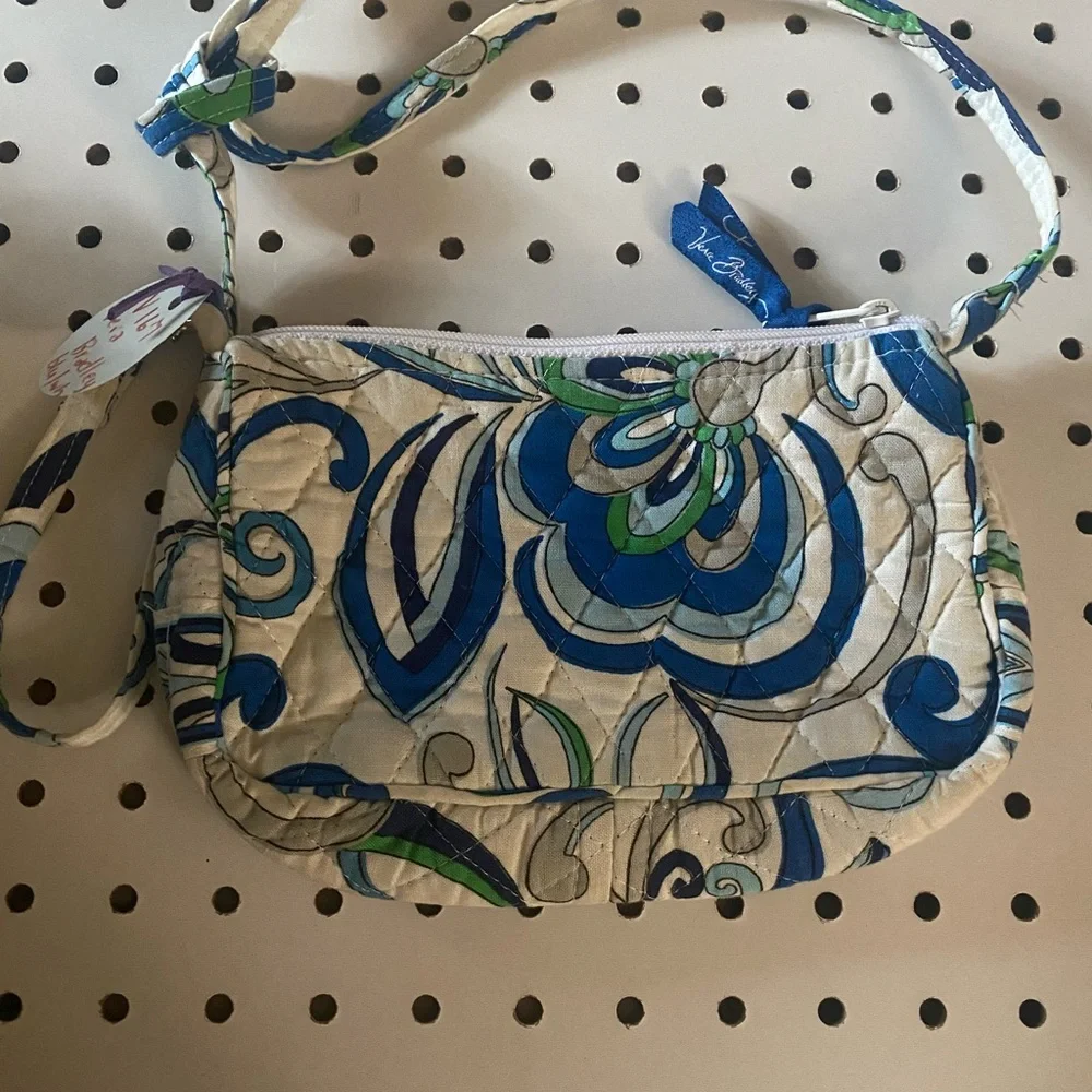 Vera Bradley Crossbody good condition preowned. Both straps have been re-sewn it - Picture 1 of 2